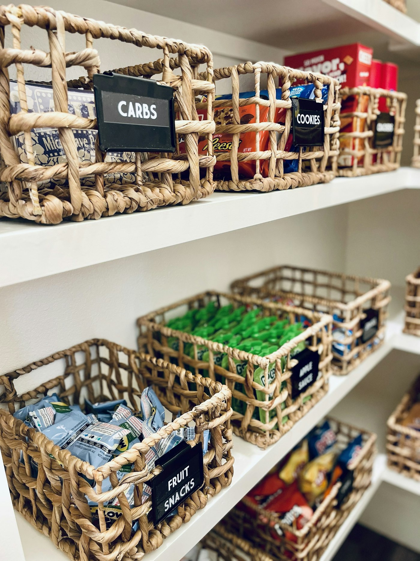 Walk-in pantry with roll-outs — Lutz